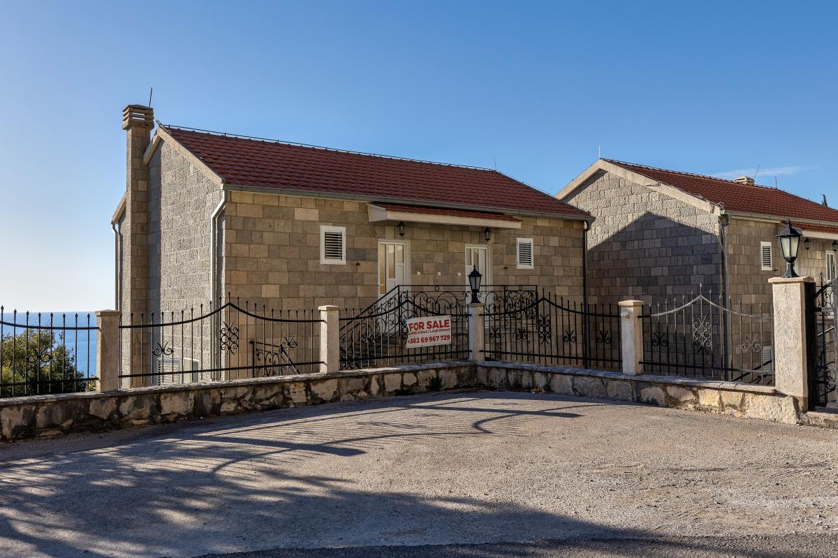 House of 249m2 with sea view in the village of blizikuce 37