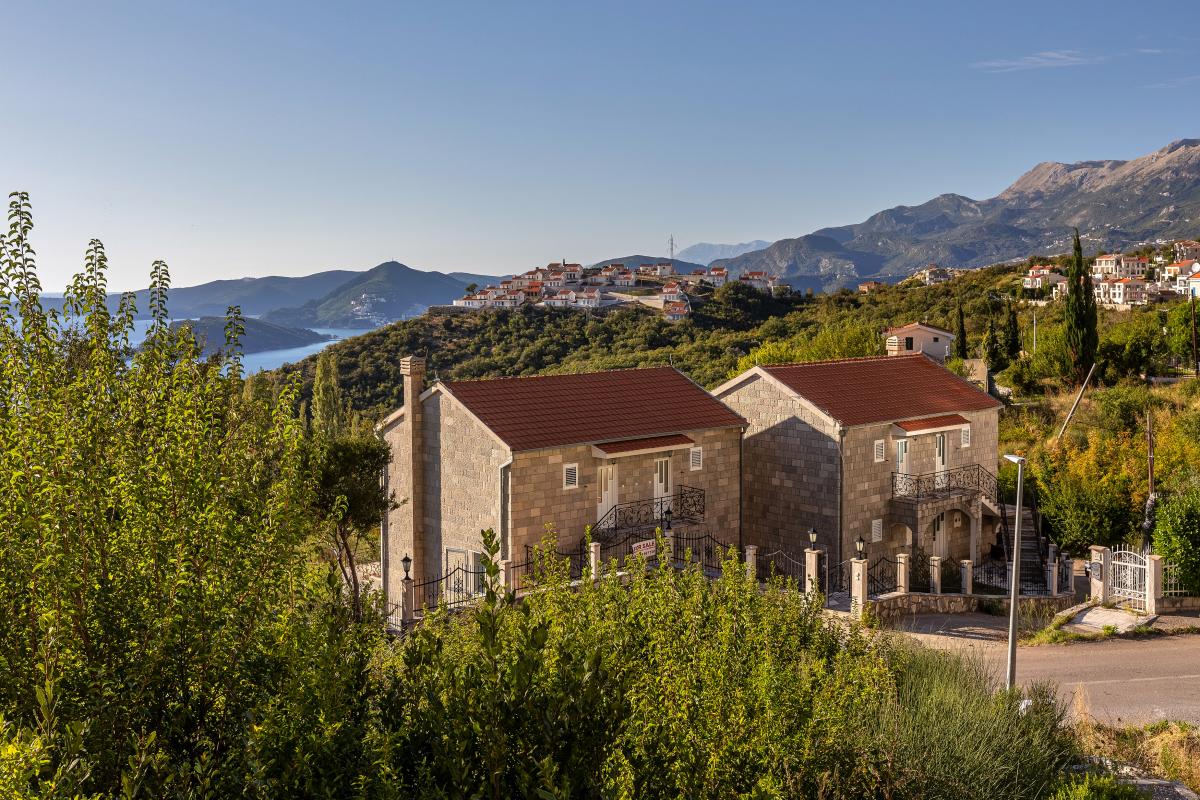 House of 249m2 with sea view in the village of blizikuce 38