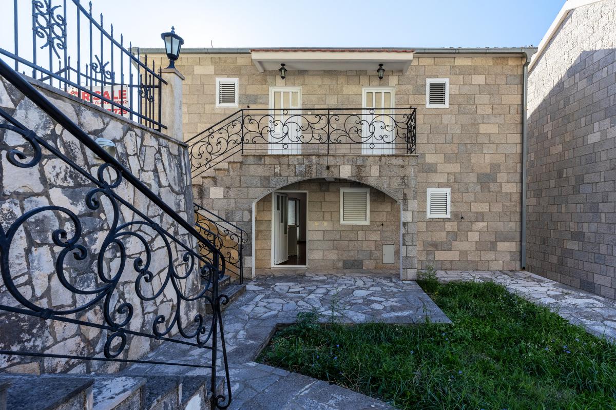 House of 249m2 with sea view in the village of blizikuce 5