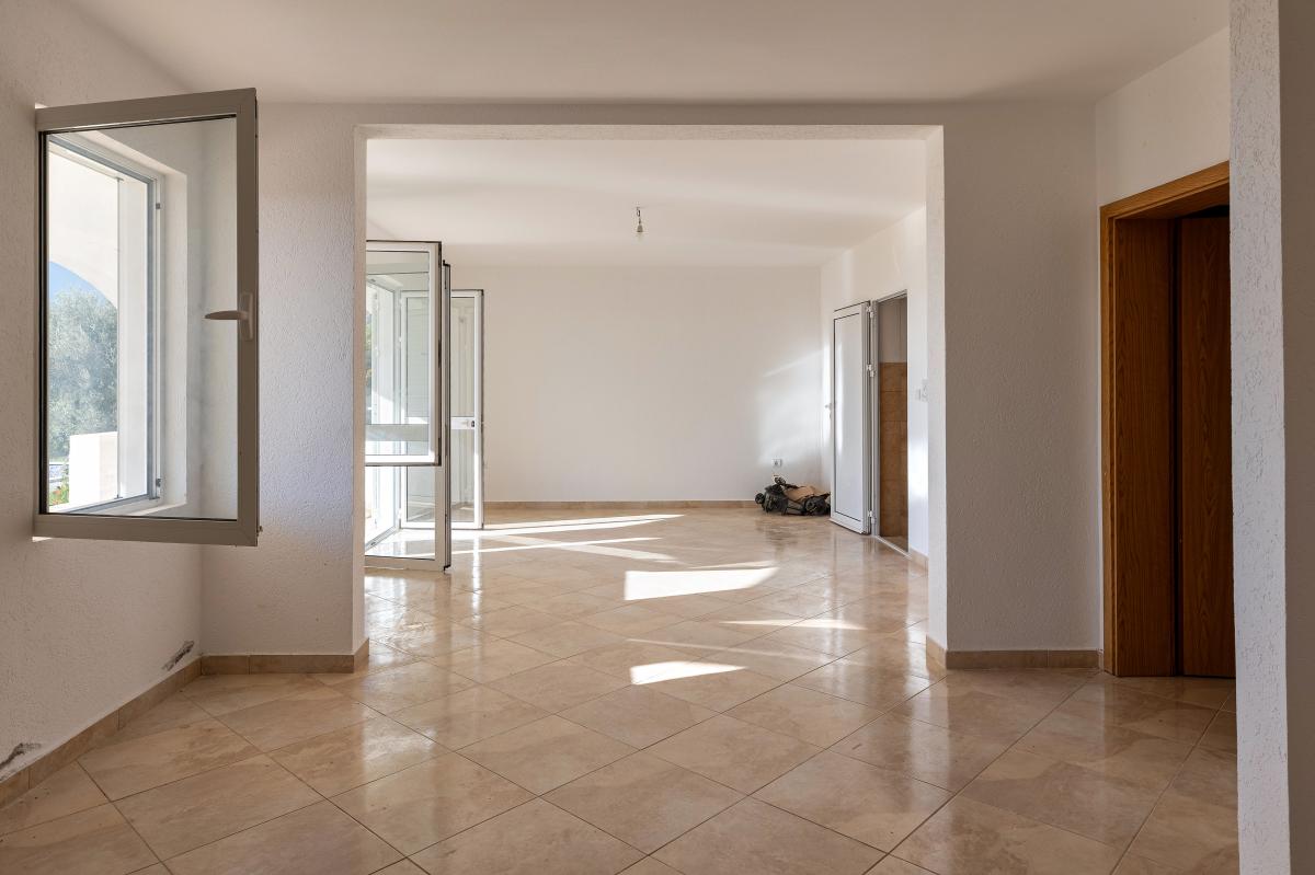 House of 249m2 with sea view in the village of blizikuce 7