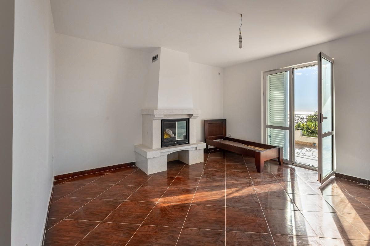 House of 249m2 with sea view in the village of blizikuce 8