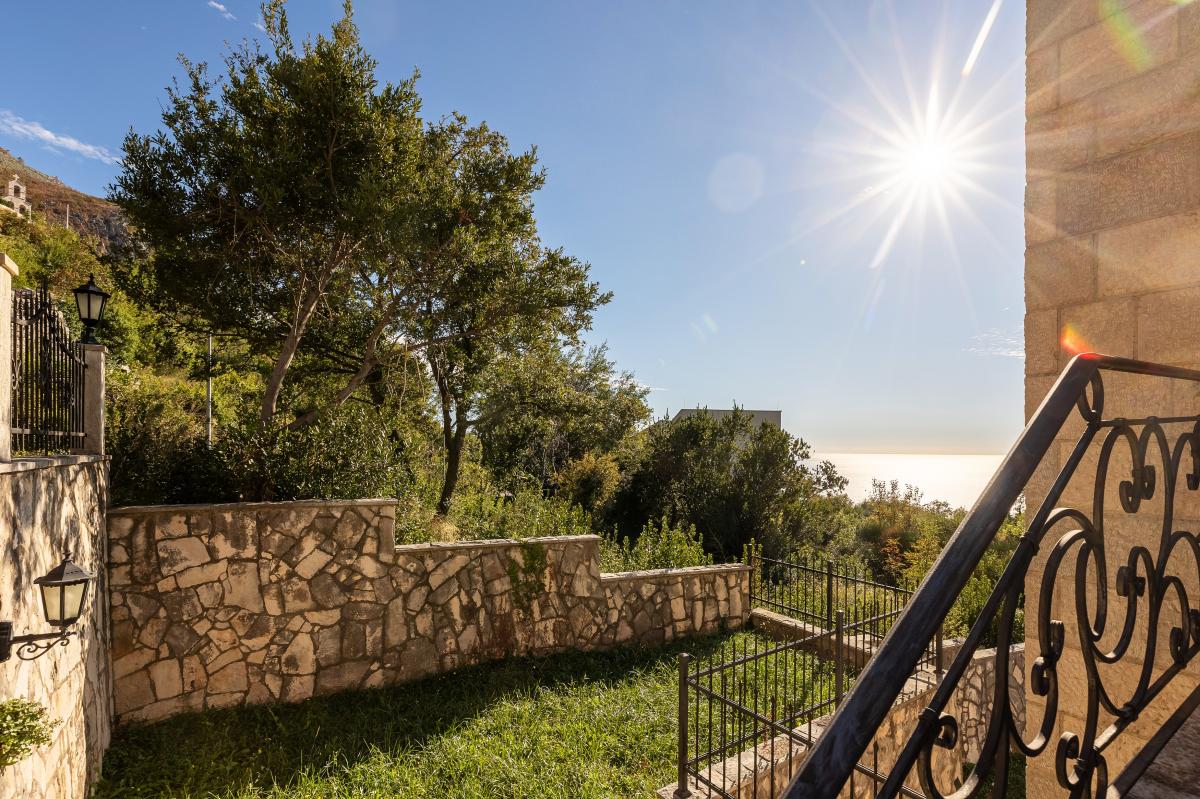 House of 249m2 with sea view in the village of blizikuce 9