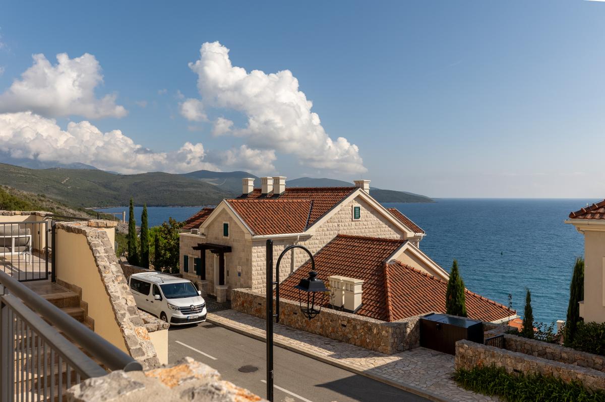 One-bedroom apartment 94 m2 with a sea view, Luštica Bay
