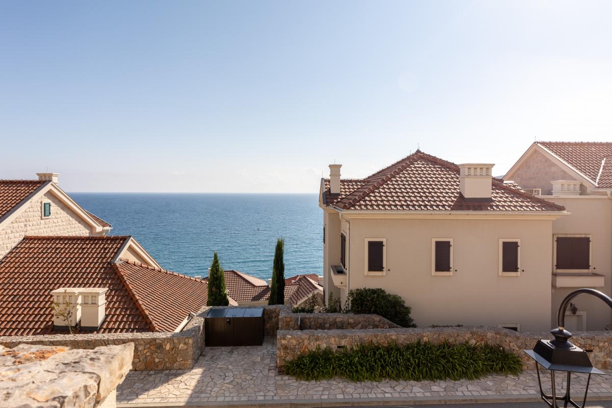 One-bedroom apartment 94 m2 with a sea view, Luštica Bay 2