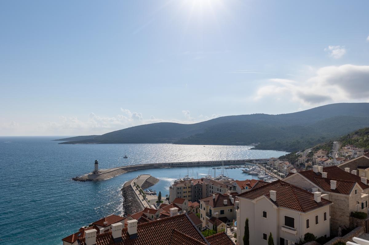 One-bedroom apartment 94 m2 with a sea view, Luštica Bay 11