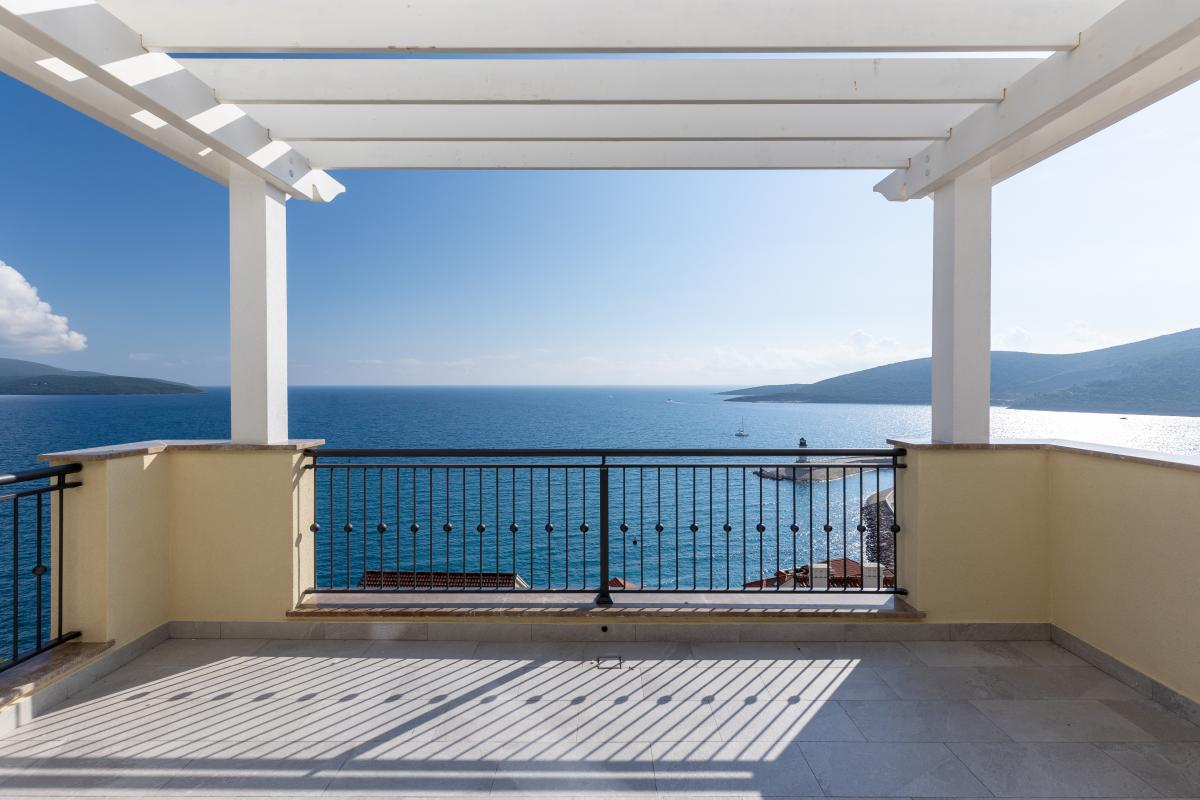 One-bedroom apartment 94 m2 with a sea view, Luštica Bay 6