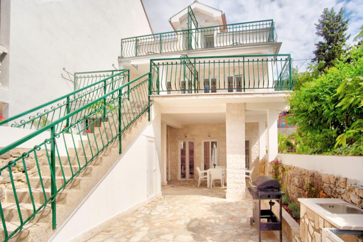 Dvosoban stan u Herceg Novom, 124m²