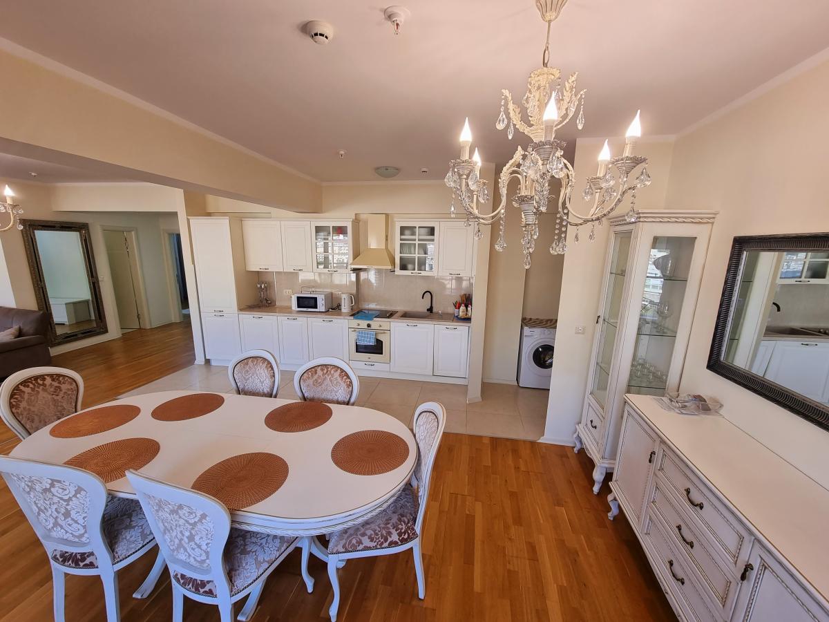 Trosoban stan u Budvi, 134m² 12