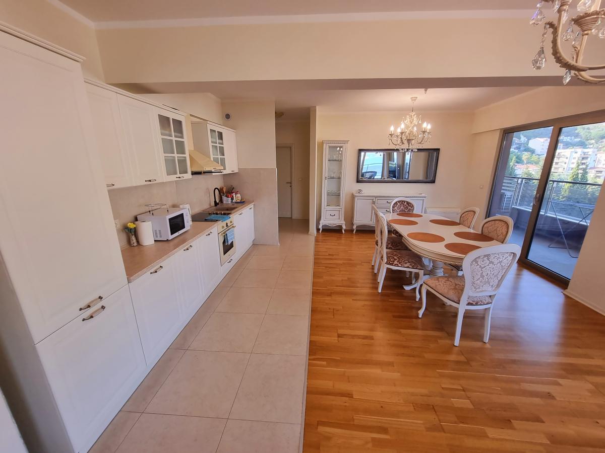 Trosoban stan u Budvi, 134m² 14