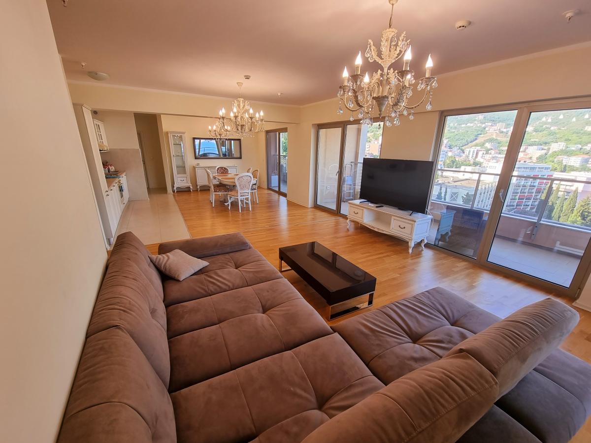 Trosoban stan u Budvi, 134m² 26