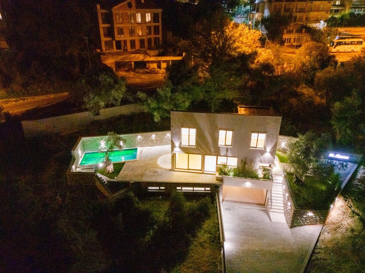 Luksuzna Vila od 240m2 sa bazenom, Budva