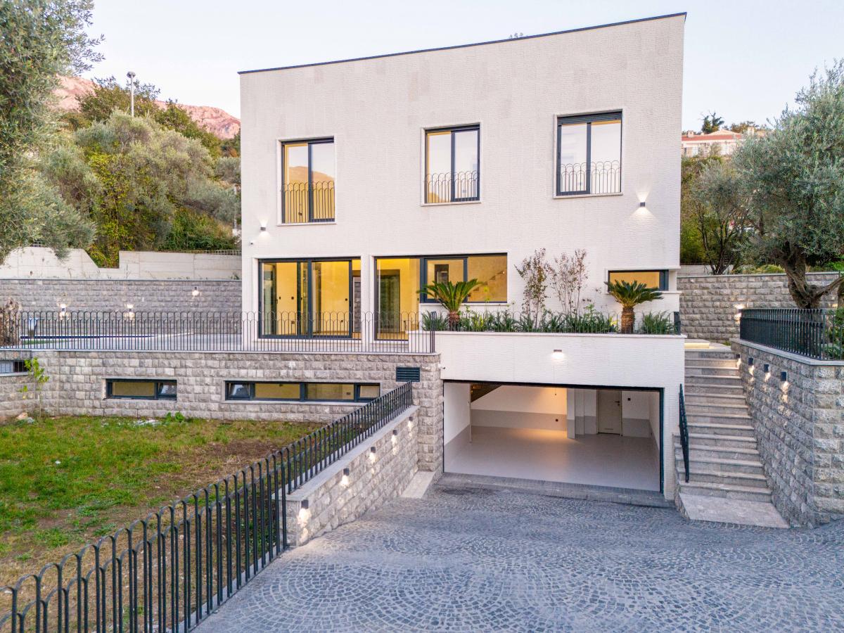 Luksuzna Vila od 240m2 sa bazenom, Budva 3