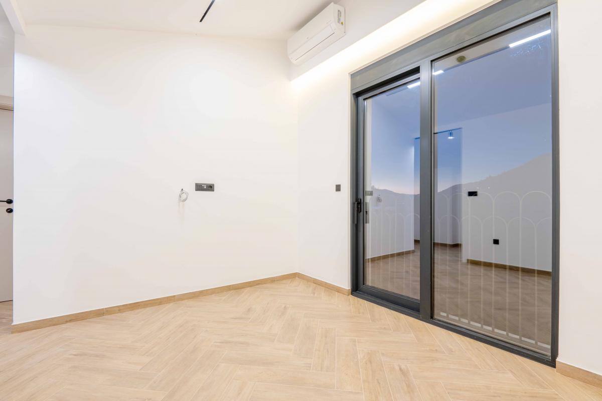 Luksuzna Vila od 240m2 sa bazenom, Budva 32