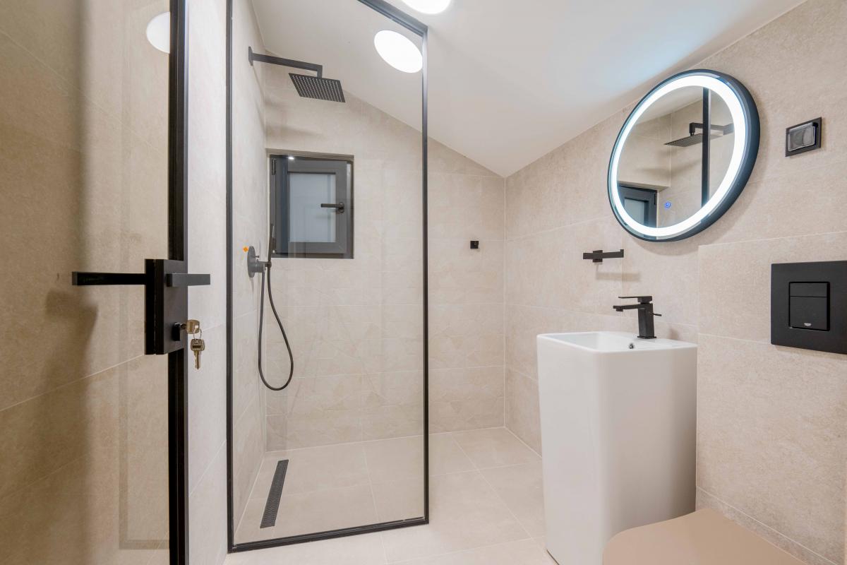 Luksuzna Vila od 240m2 sa bazenom, Budva 33
