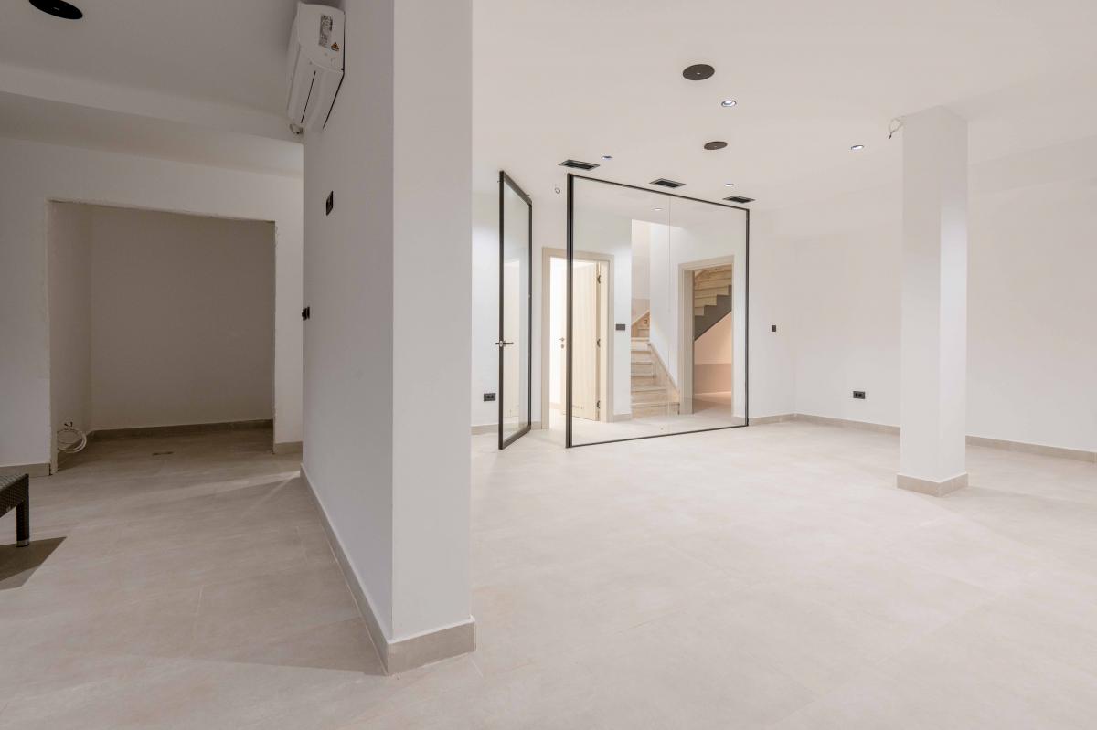 Luksuzna Vila od 240m2 sa bazenom, Budva 36