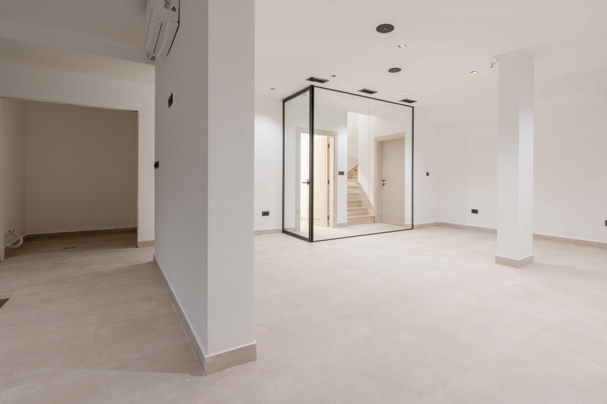 Luksuzna Vila od 240m2 sa bazenom, Budva 37