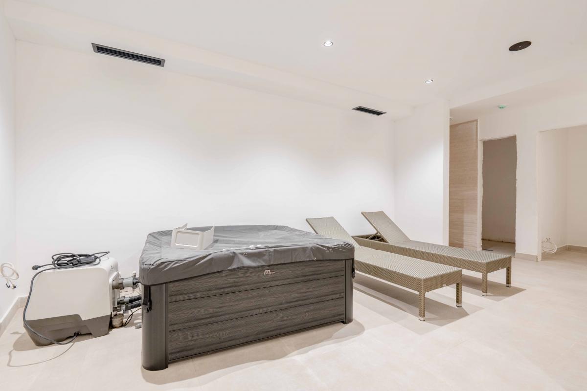 Luksuzna Vila od 240m2 sa bazenom, Budva 38