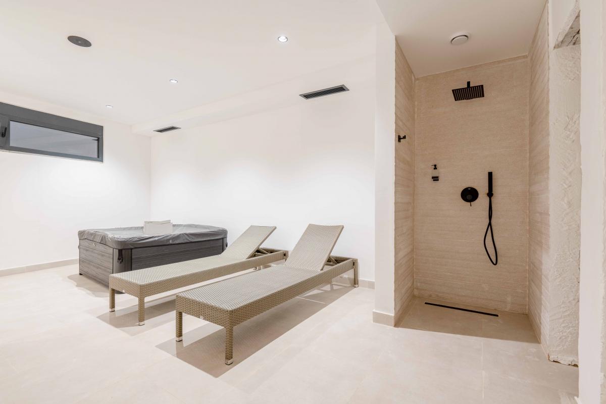 Luksuzna Vila od 240m2 sa bazenom, Budva 39