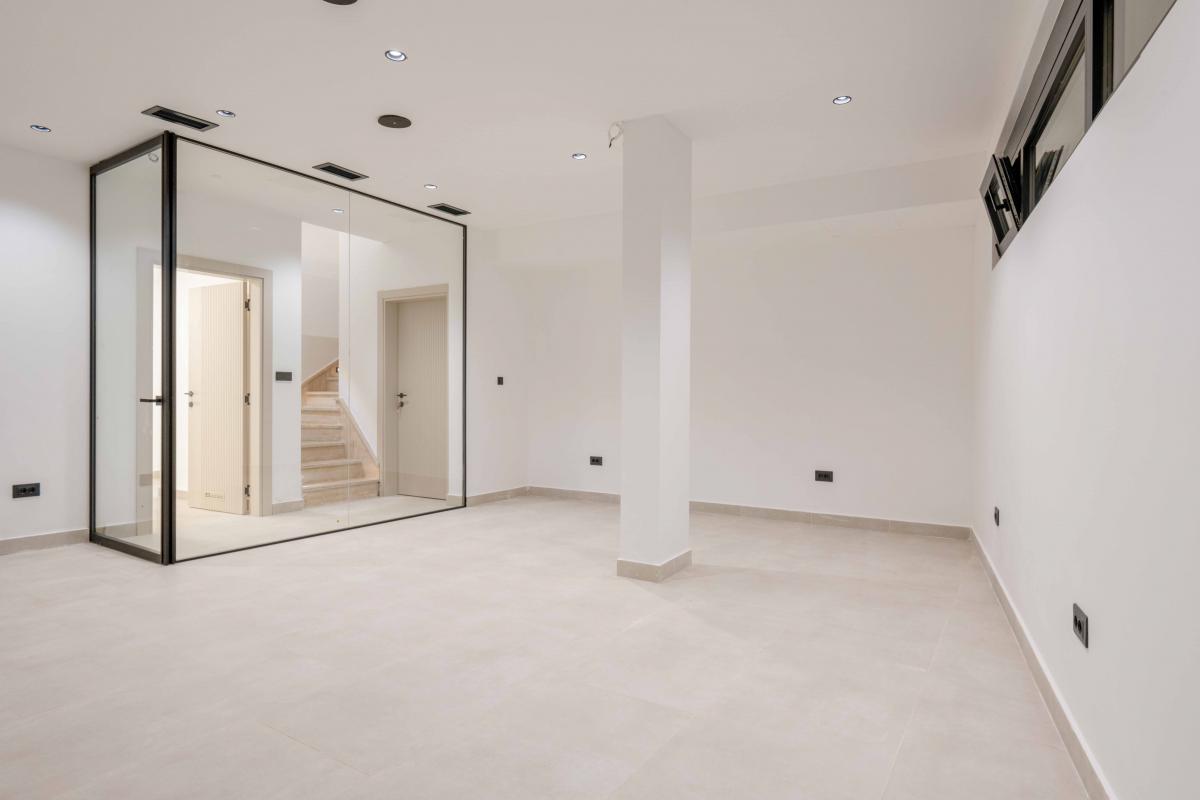 Luksuzna Vila od 240m2 sa bazenom, Budva 42