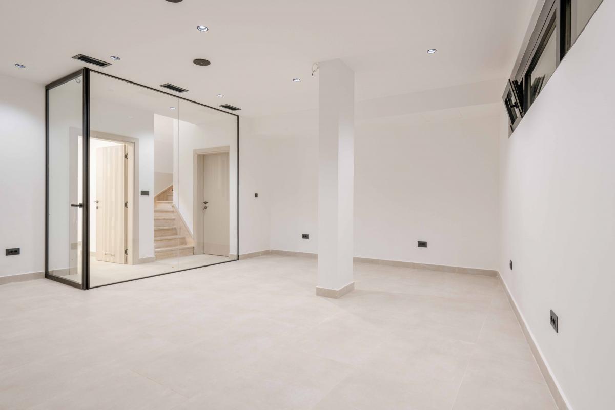 Luksuzna Vila od 240m2 sa bazenom, Budva 43