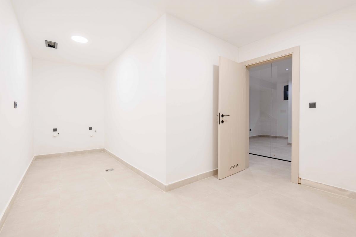Luksuzna Vila od 240m2 sa bazenom, Budva 46
