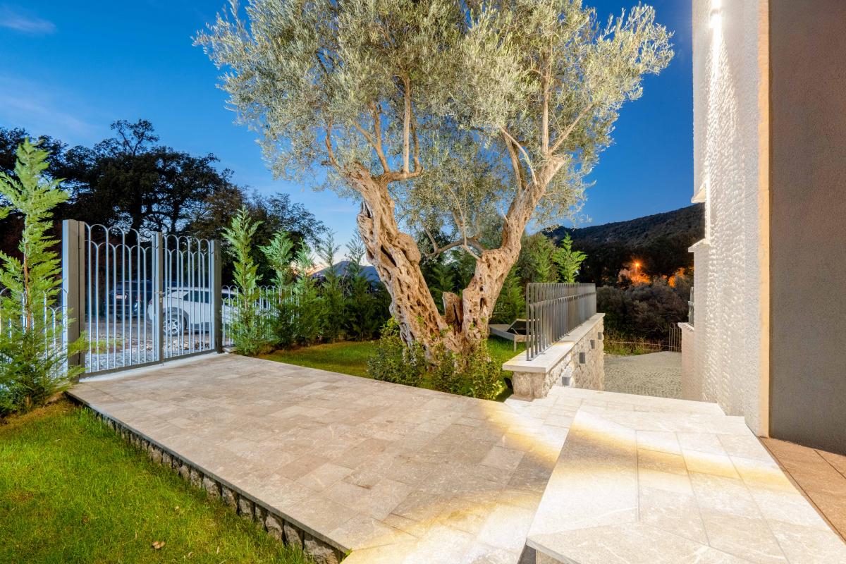 Luksuzna Vila od 240m2 sa bazenom, Budva 49
