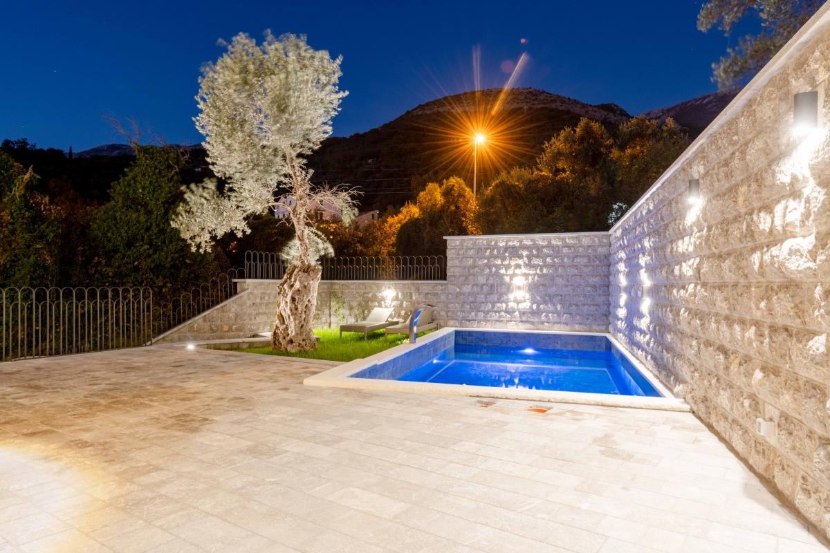 Luksuzna Vila od 240m2 sa bazenom, Budva 51