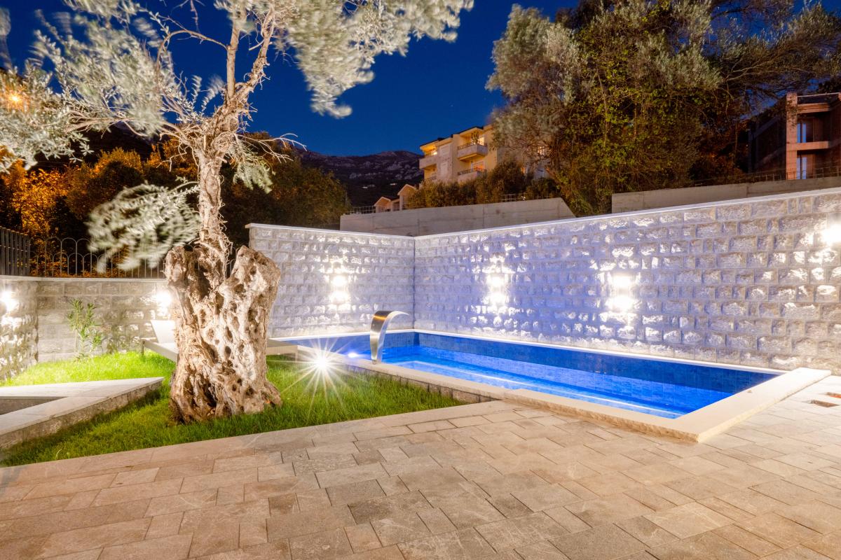 Luksuzna Vila od 240m2 sa bazenom, Budva 52
