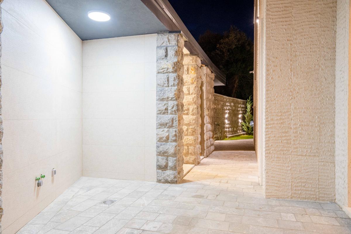 Luksuzna Vila od 240m2 sa bazenom, Budva 53
