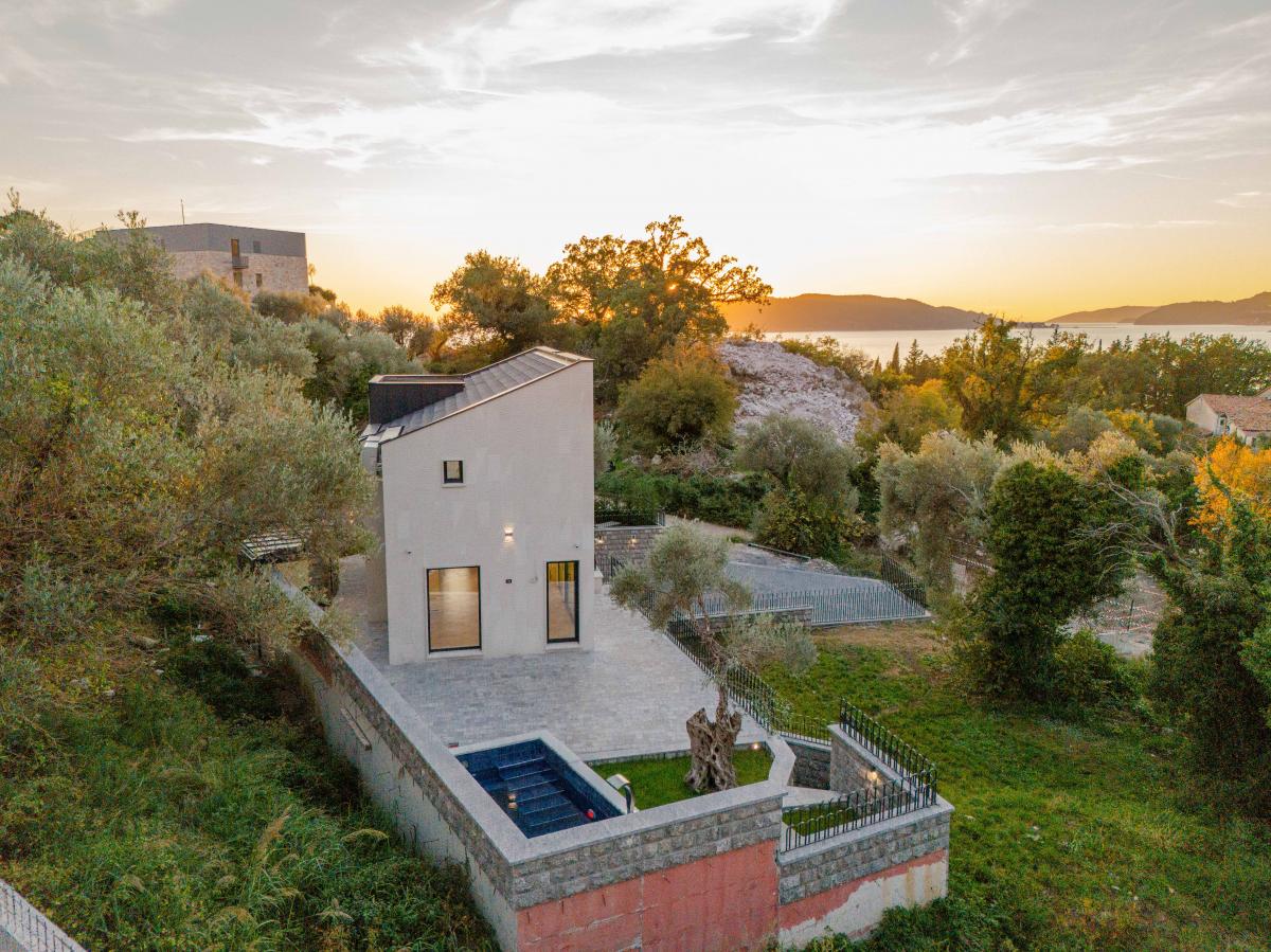 Luksuzna Vila od 240m2 sa bazenom, Budva 57