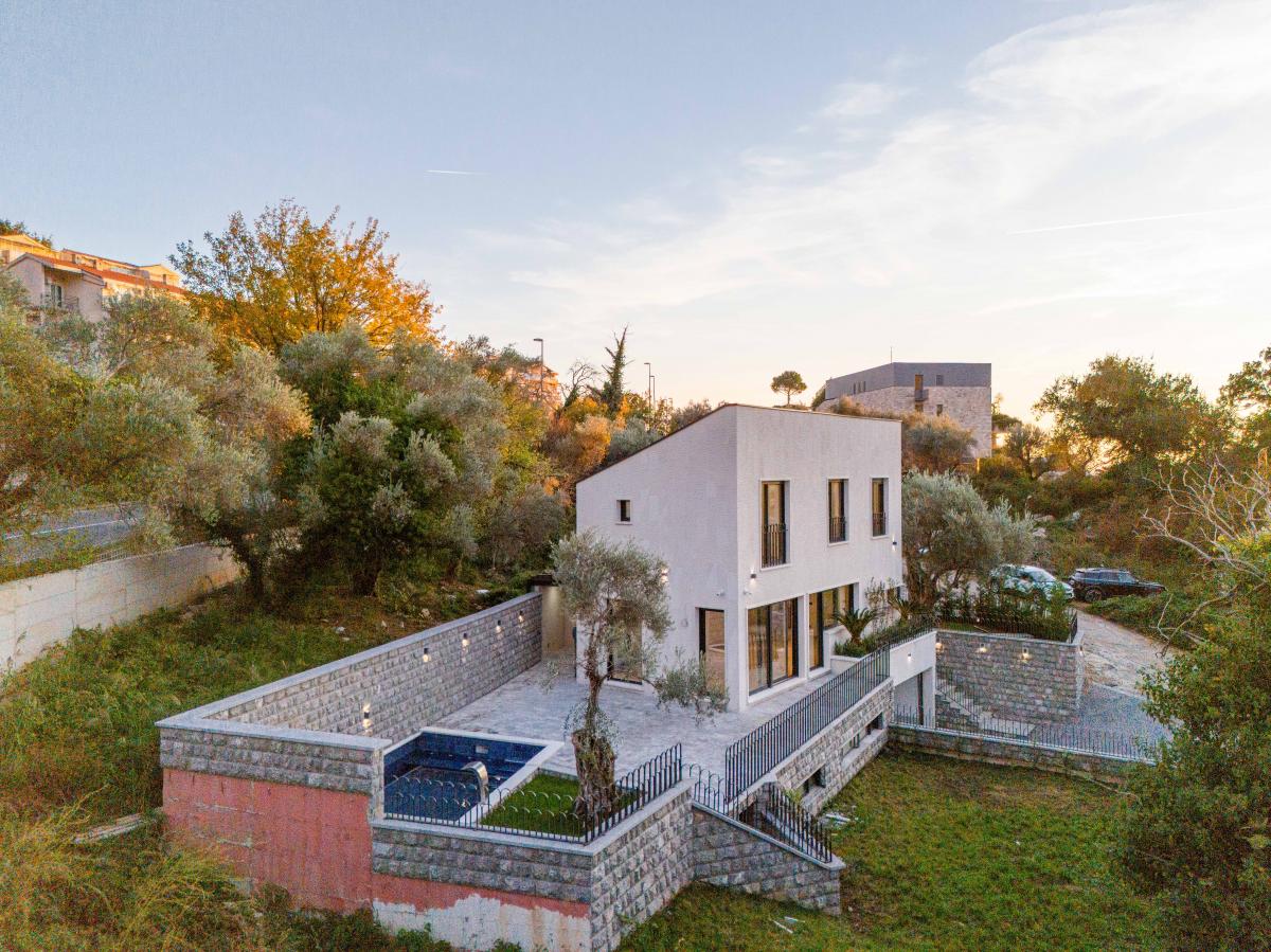 Luksuzna Vila od 240m2 sa bazenom, Budva 58