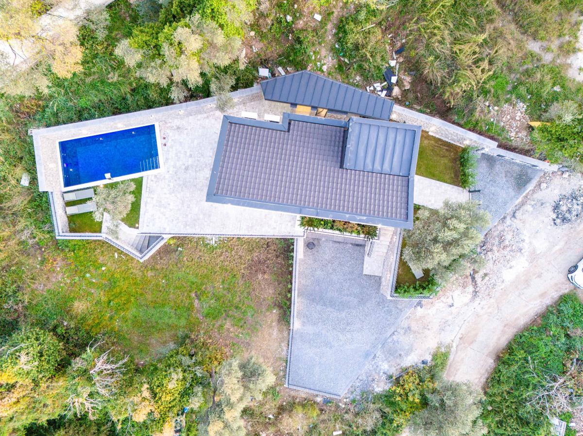 Luksuzna Vila od 240m2 sa bazenom, Budva 60
