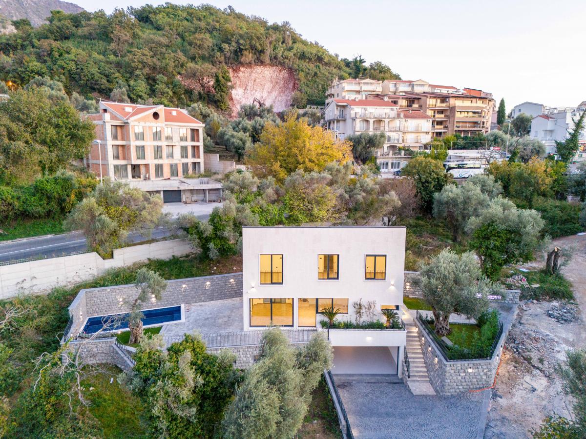 Luksuzna Vila od 240m2 sa bazenom, Budva 64