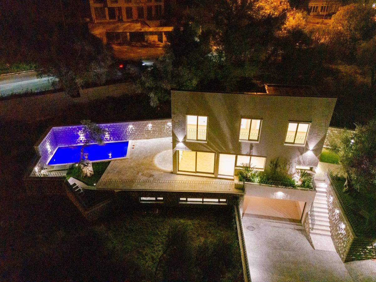 Luksuzna Vila od 240m2 sa bazenom, Budva 67