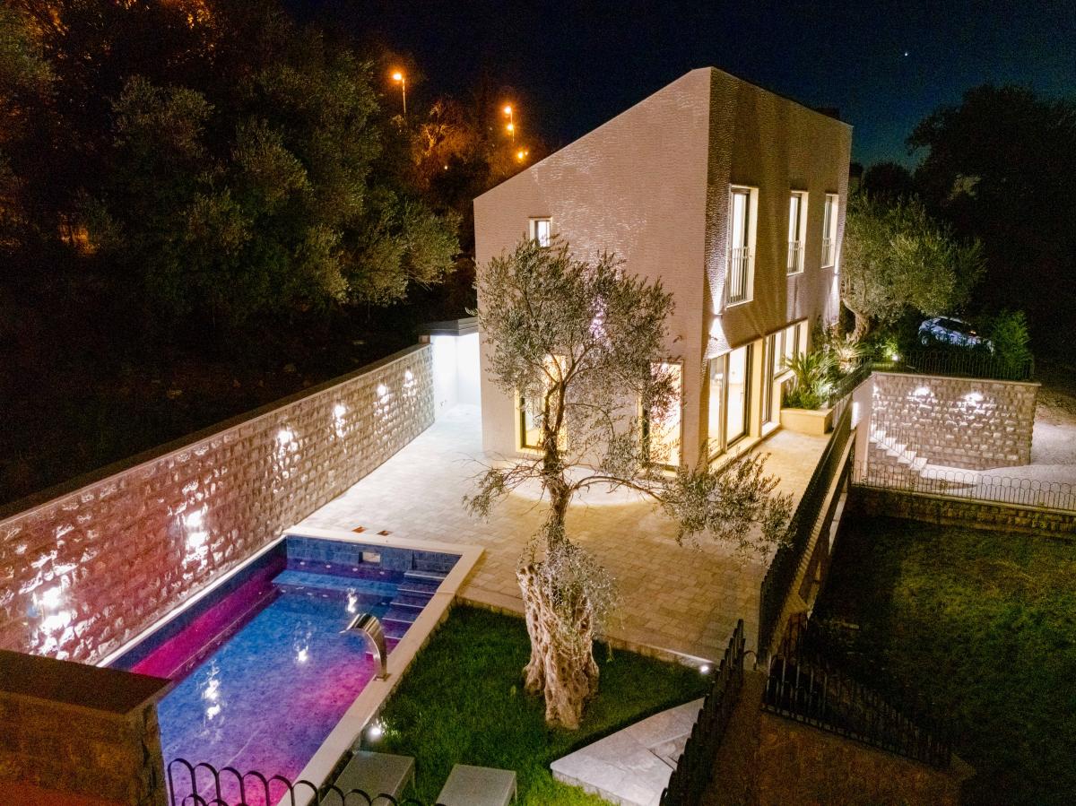 Luksuzna Vila od 240m2 sa bazenom, Budva 68