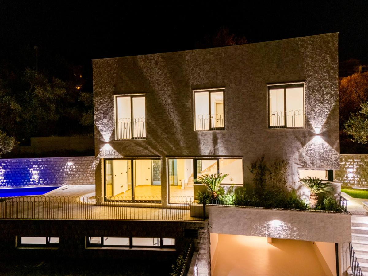 Luksuzna Vila od 240m2 sa bazenom, Budva 69