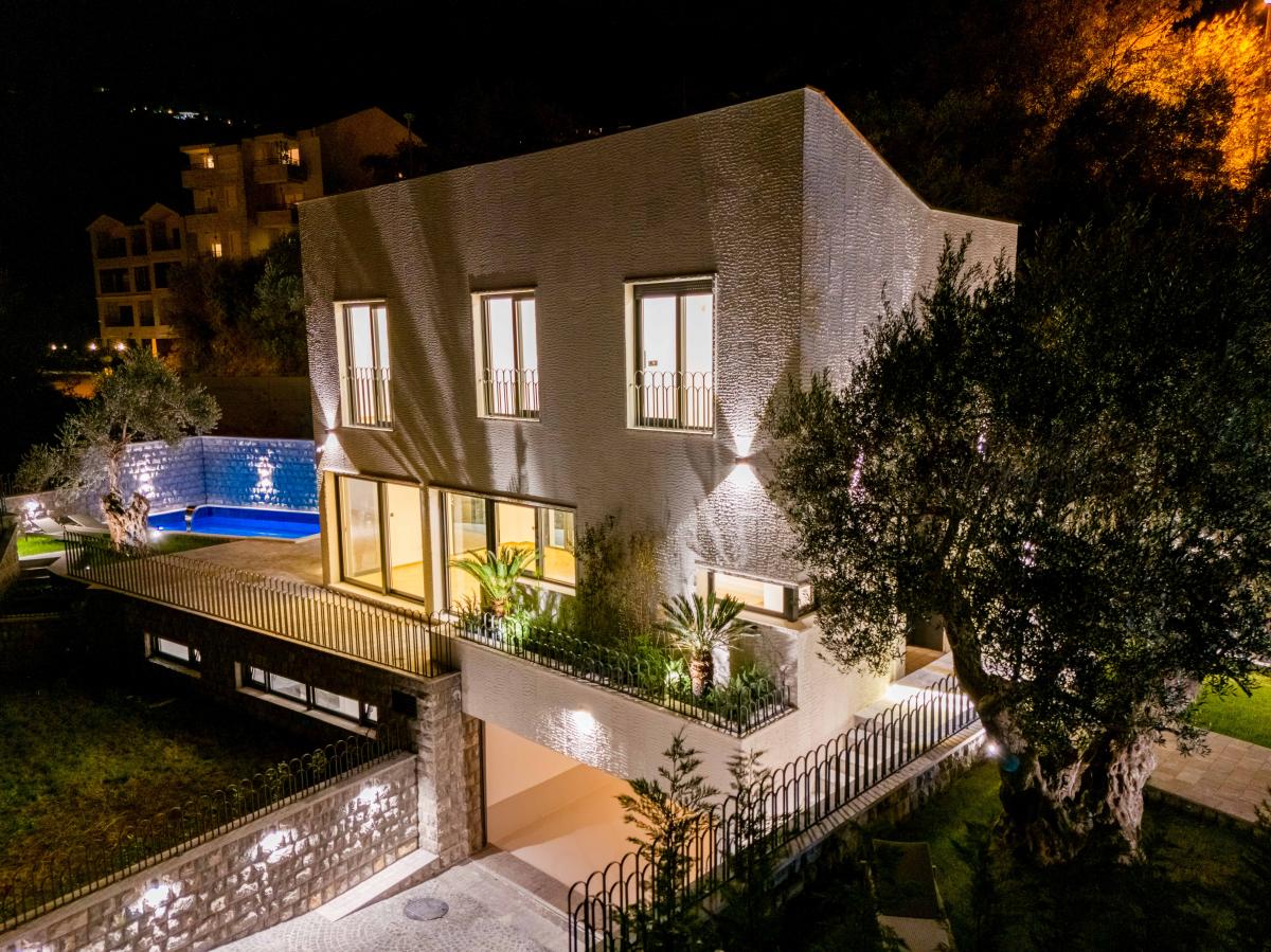 Luksuzna Vila od 240m2 sa bazenom, Budva 70