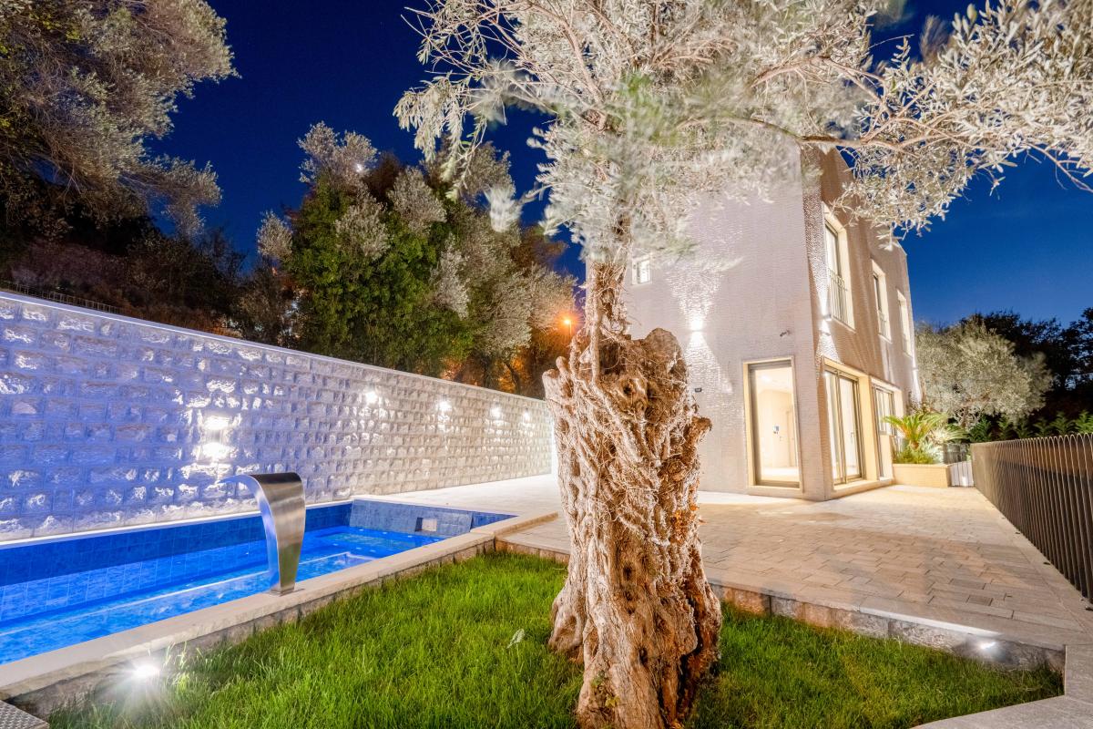 Luksuzna Vila od 240m2 sa bazenom, Budva 8
