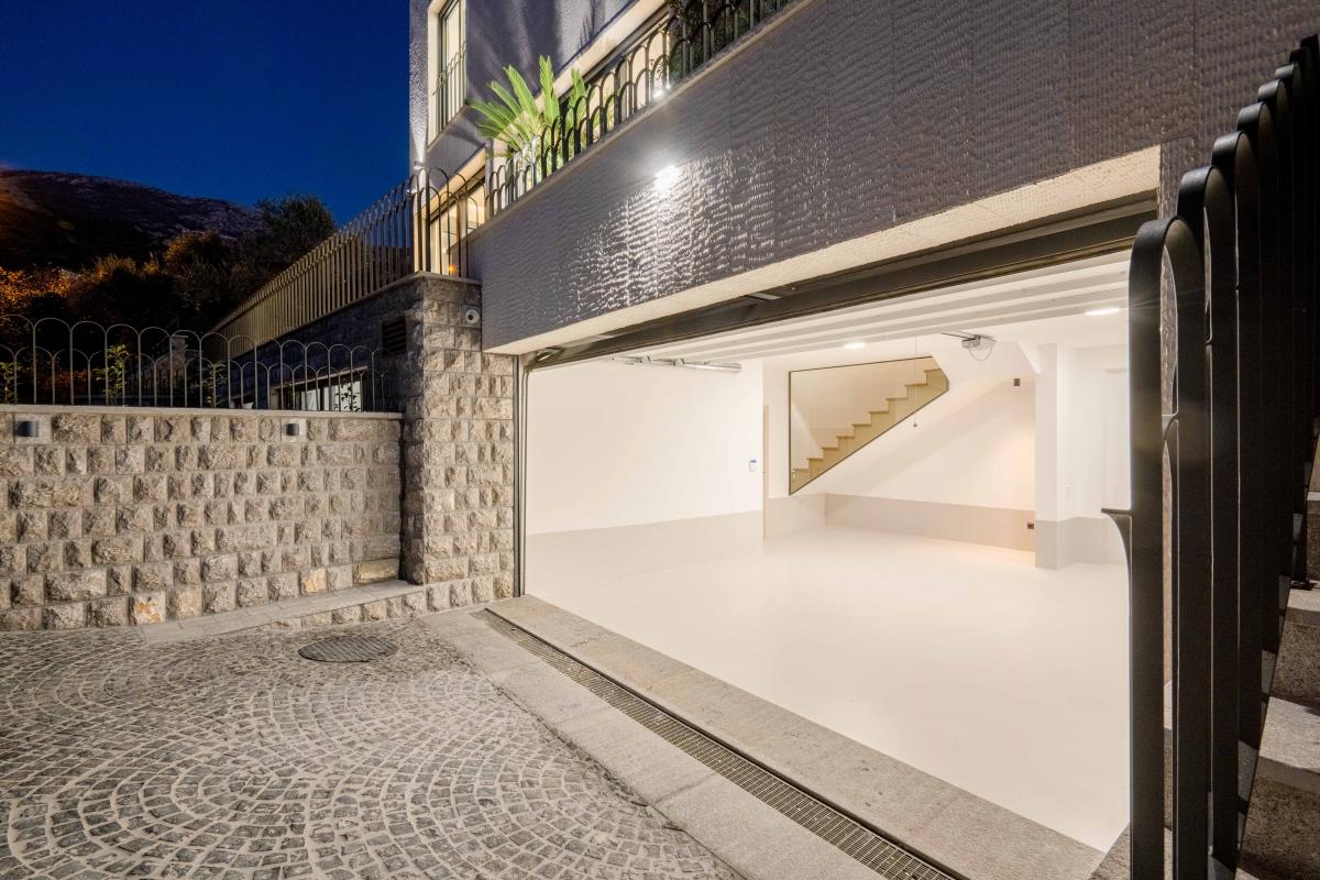 Luksuzna Vila od 240m2 sa bazenom, Budva 9