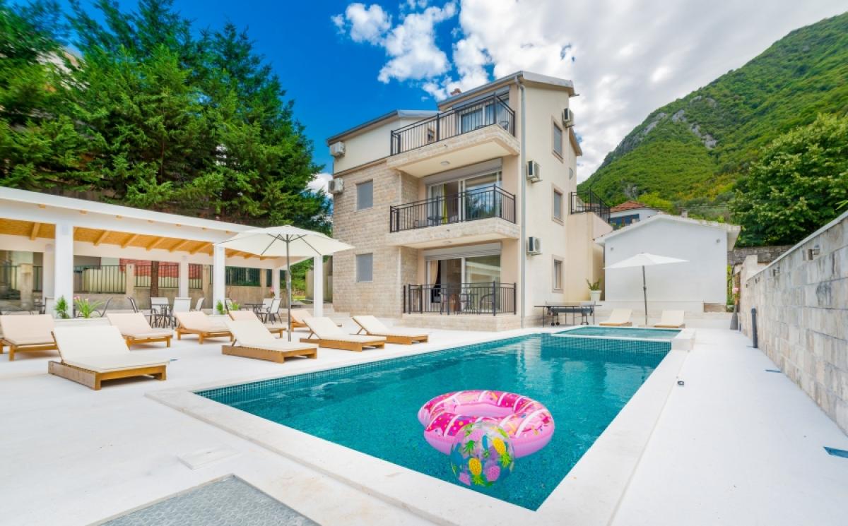 Moderna vila sa bazenom u Stolivu, Kotor