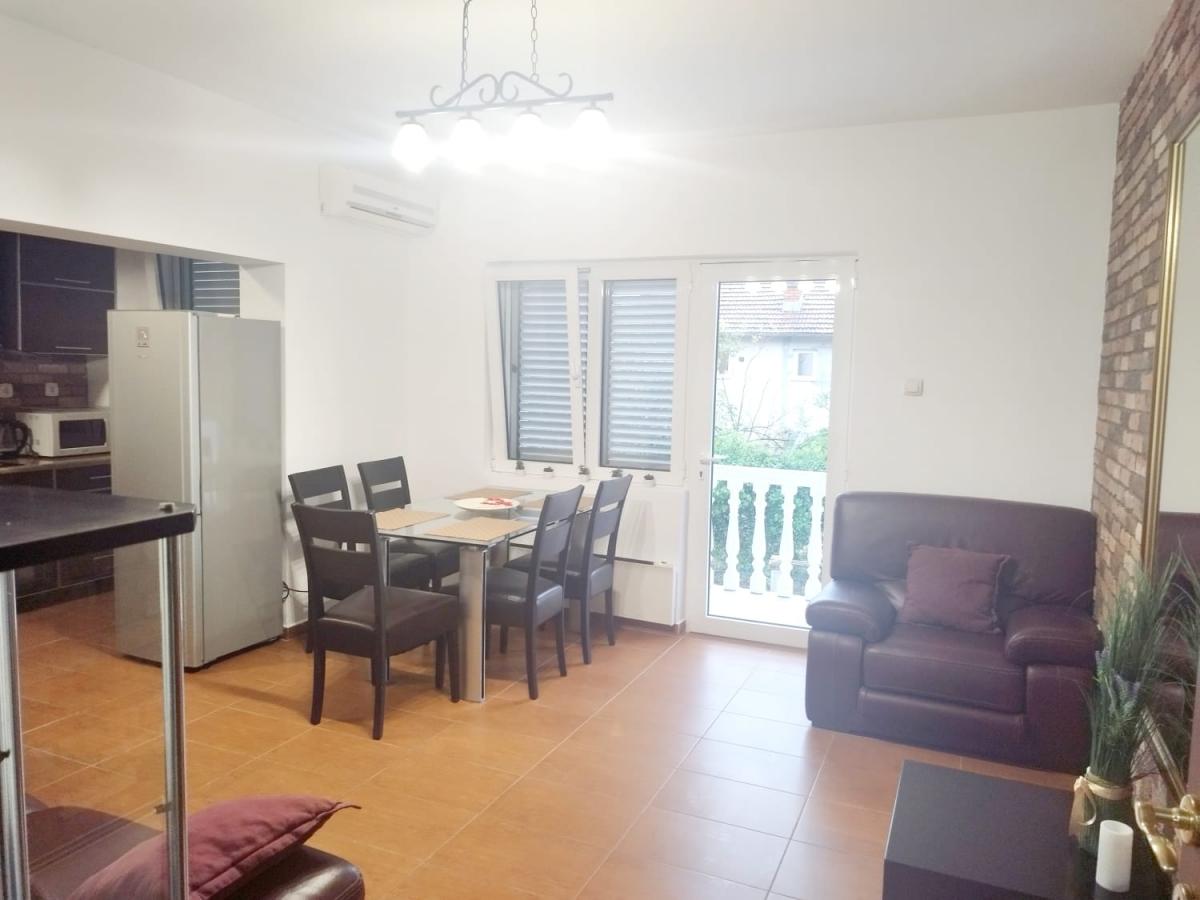 Trosoban stan u Tivtu, 84m² 2
