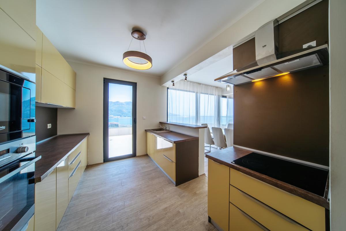Trosoban stan u Budvi, 234m² 36