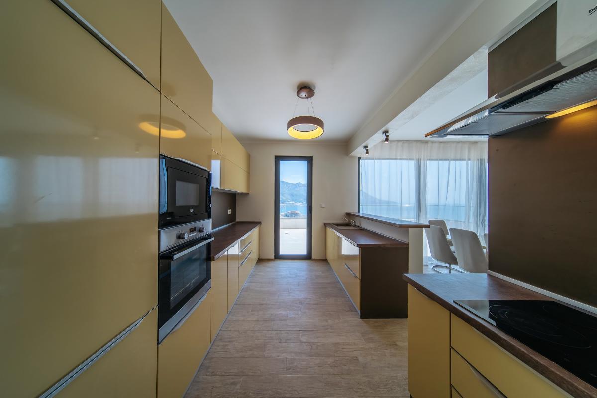 Trosoban stan u Budvi, 234m² 37