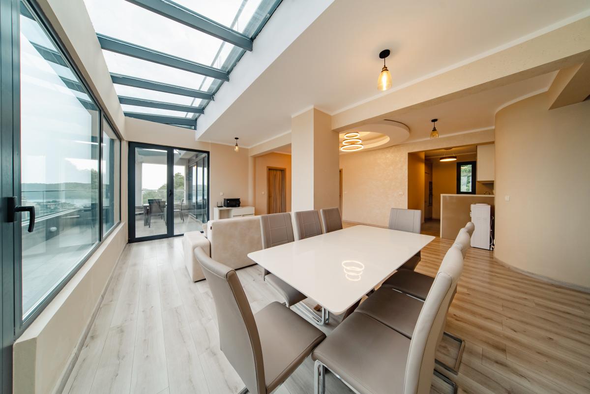 Trosoban stan u Budvi, 257m² 3