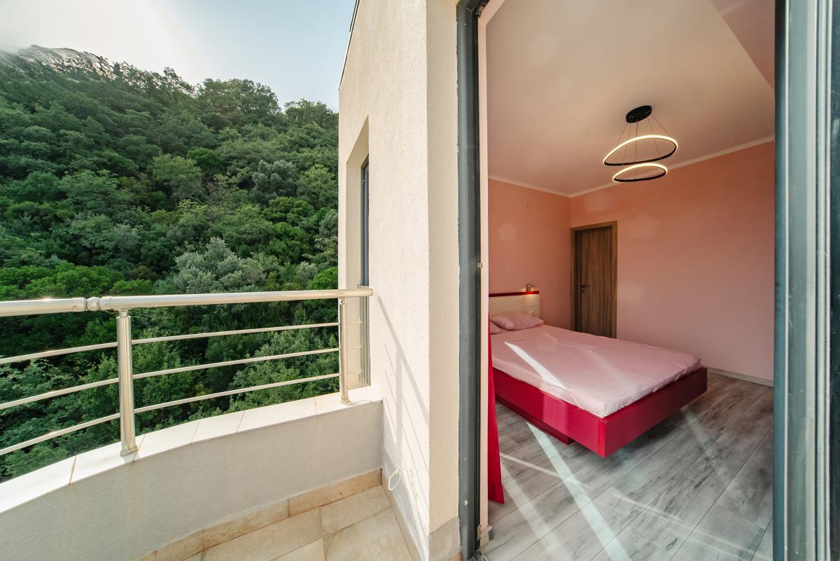 Trosoban stan u Budvi, 257m² 23