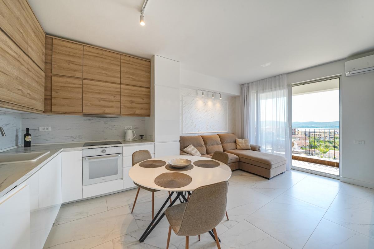 For sale: New two-bedroom apartment with sea view 12