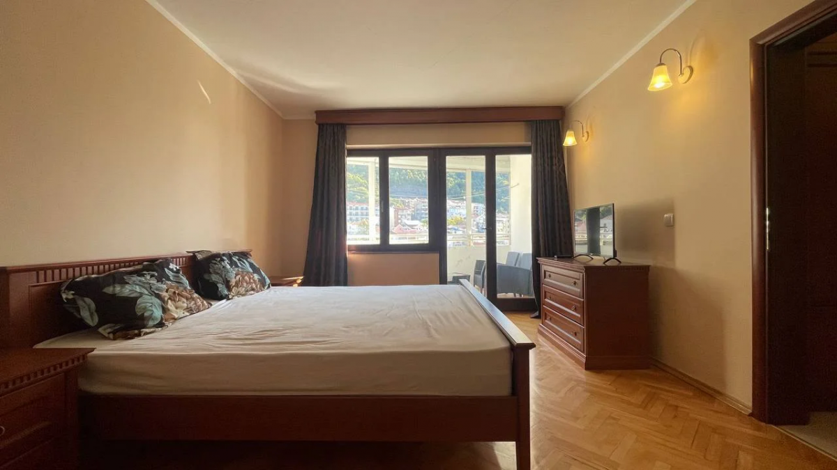 Modern One-Bedroom Apartment in a Quiet Budva Neighborhood 5
