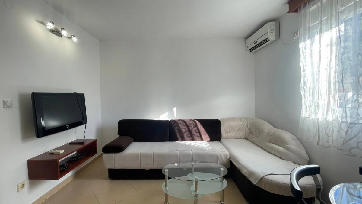 Modern One-Bedroom Apartment in a Quiet Budva Neighborhood 9