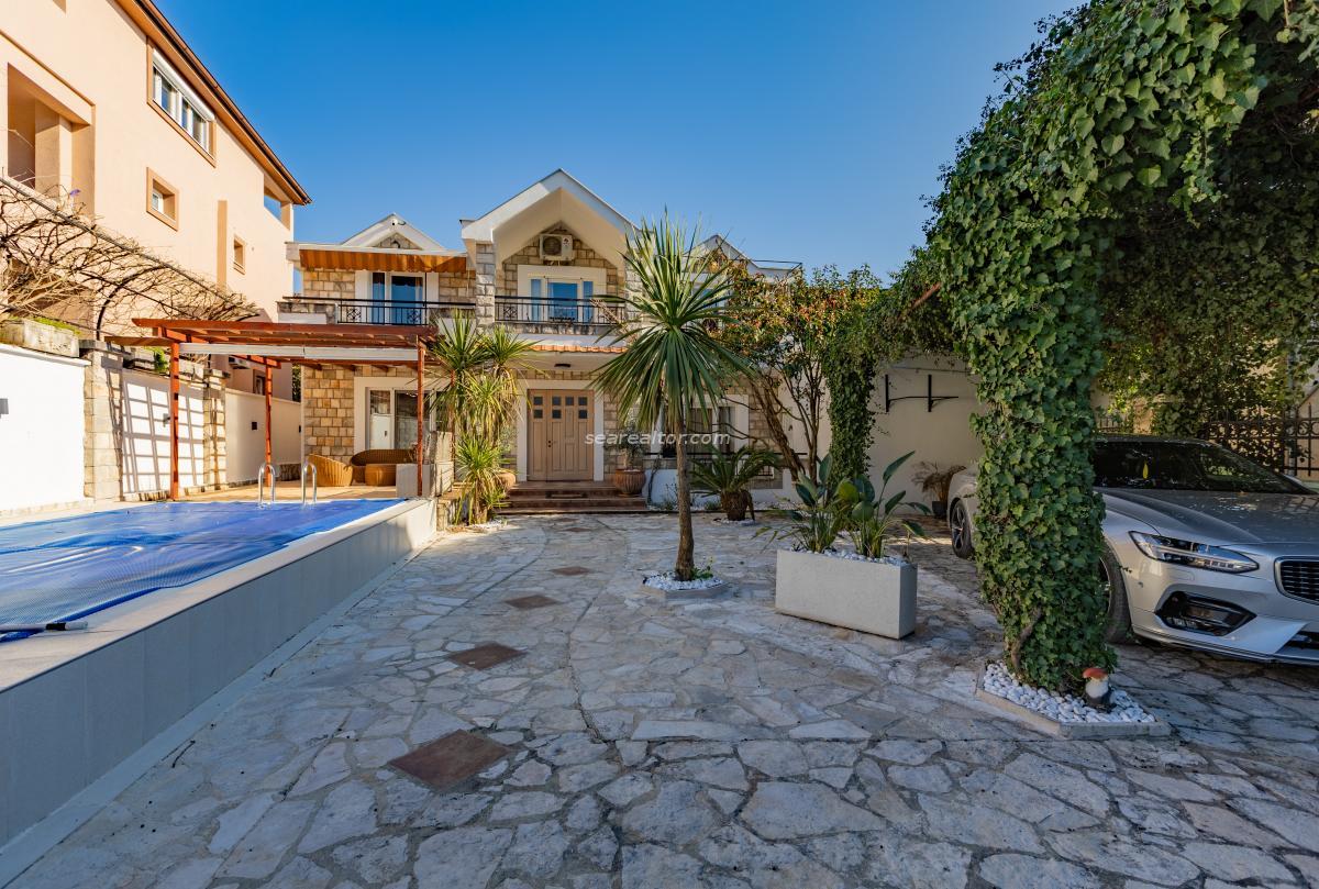 Zu verkaufen: Luxusvilla mit privatem Pool in Dumidran, Tivat