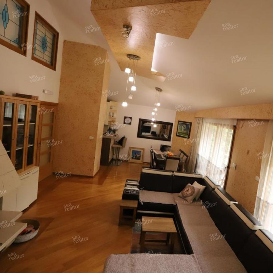 For Sale: Spacious 136 m² Apartment with Additional 60 m² Attic – Unique Property in a Prime Location!